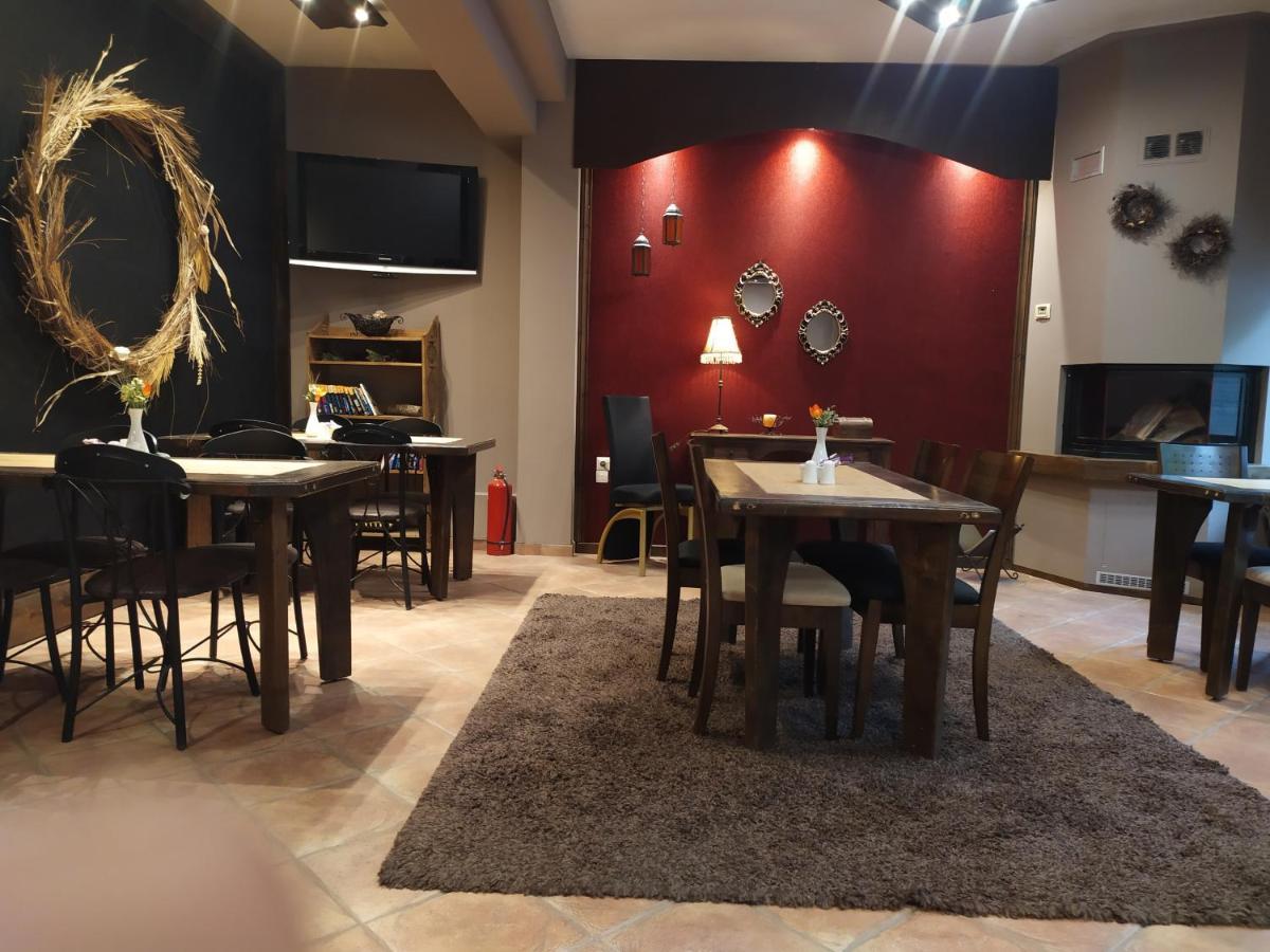 Xenonas Sta Tzakia Hotel Karpenisi ภายนอก รูปภาพ