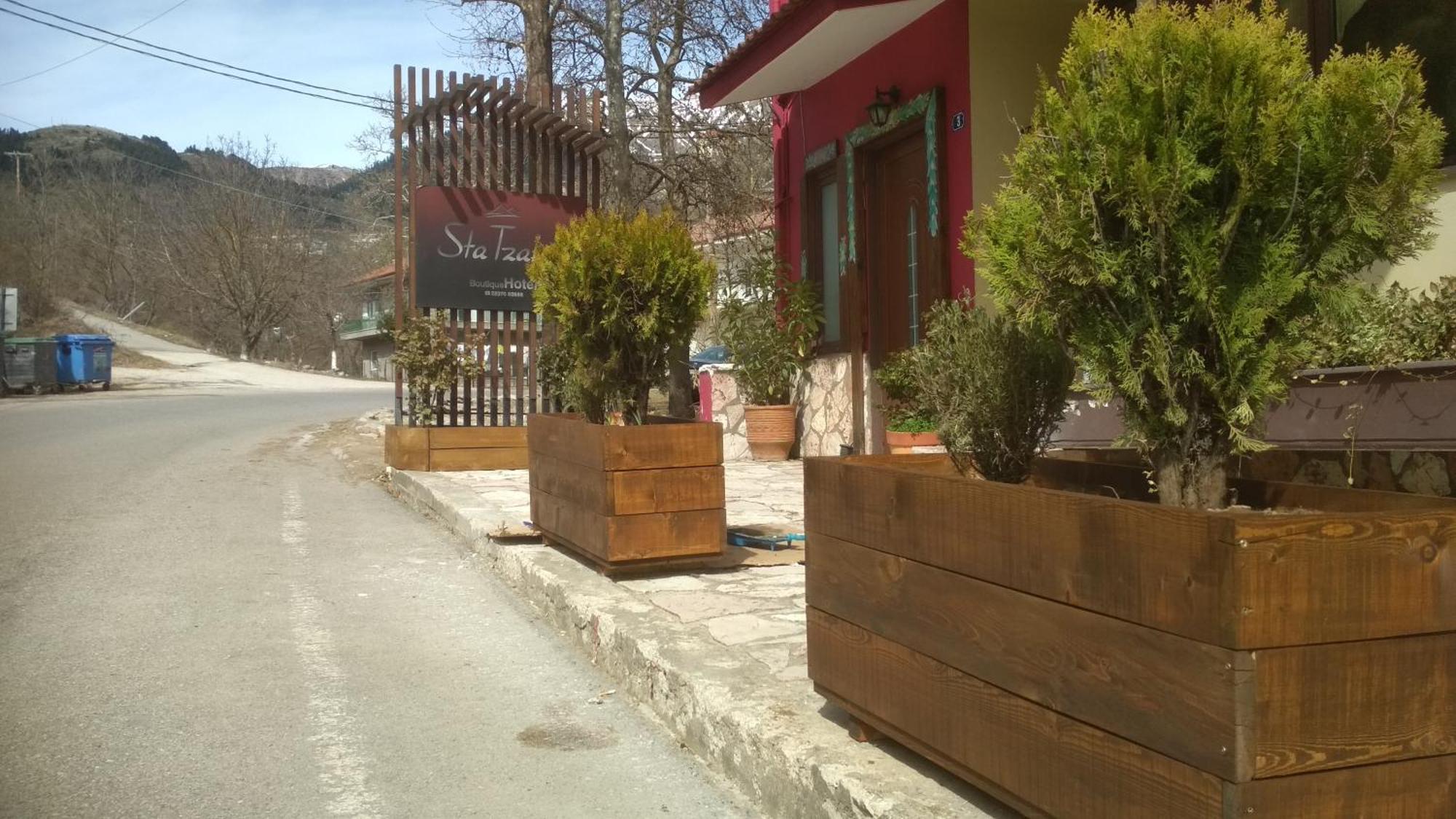 Xenonas Sta Tzakia Hotel Karpenisi ภายนอก รูปภาพ