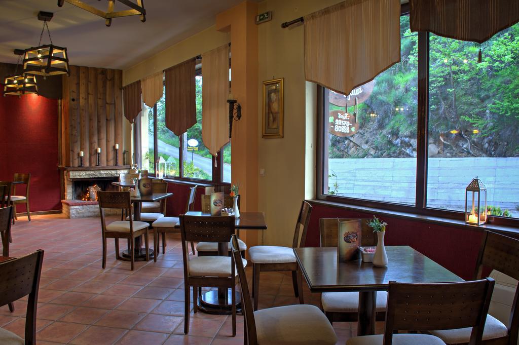 Xenonas Sta Tzakia Hotel Karpenisi ภายนอก รูปภาพ