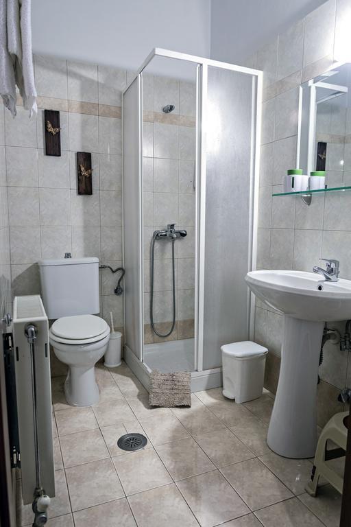 Xenonas Sta Tzakia Hotel Karpenisi ภายนอก รูปภาพ