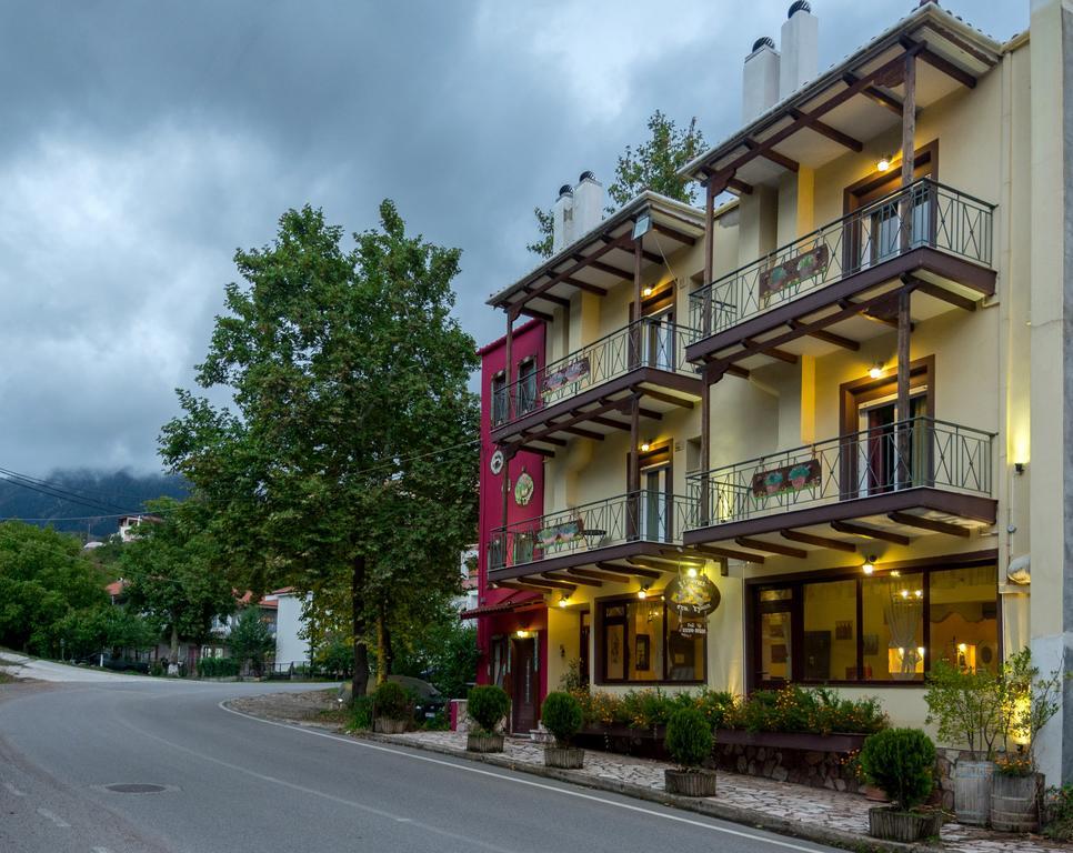 Xenonas Sta Tzakia Hotel Karpenisi ภายนอก รูปภาพ