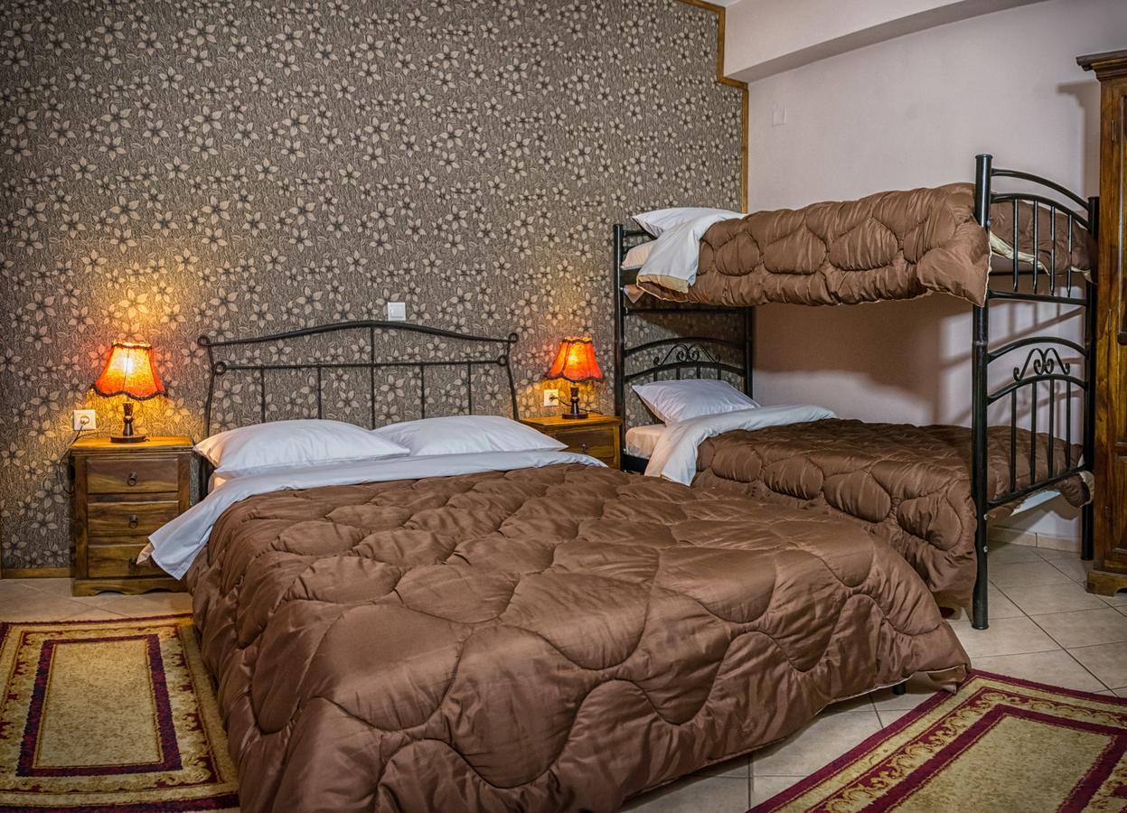 Xenonas Sta Tzakia Hotel Karpenisi ภายนอก รูปภาพ