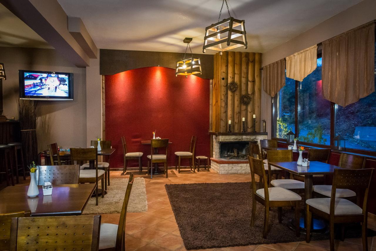 Xenonas Sta Tzakia Hotel Karpenisi ภายนอก รูปภาพ