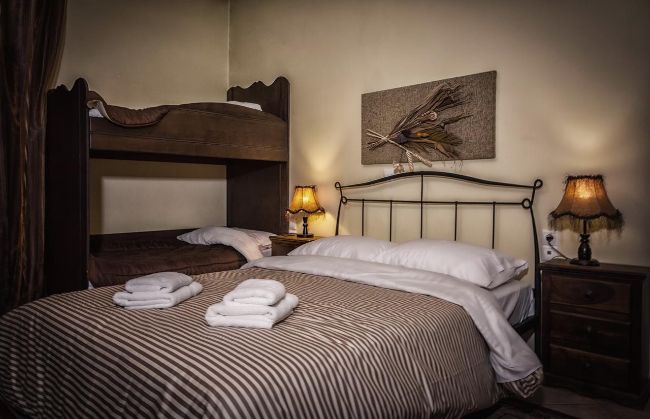Xenonas Sta Tzakia Hotel Karpenisi ภายนอก รูปภาพ